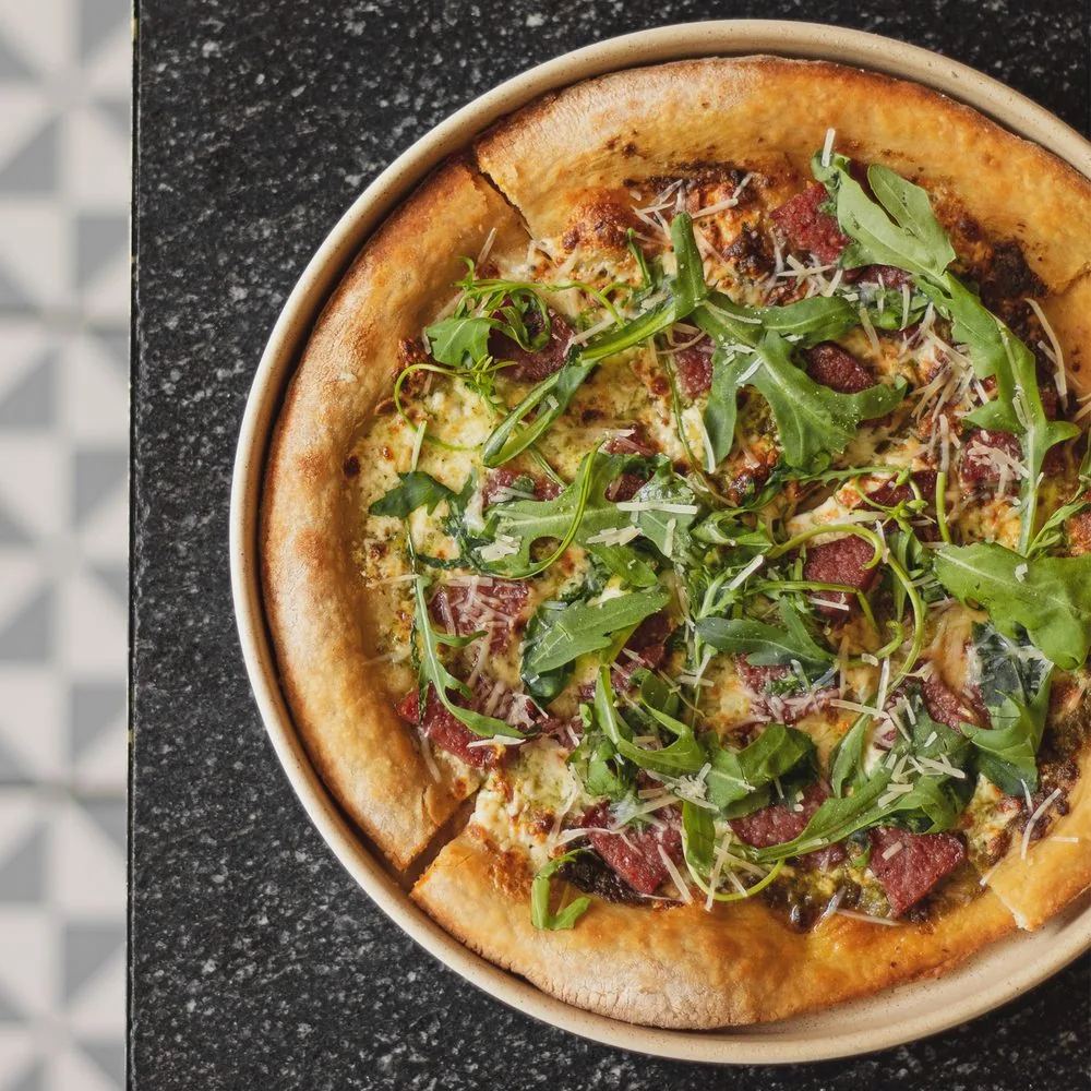 Pizza de horno con arúgula y jamón serrano