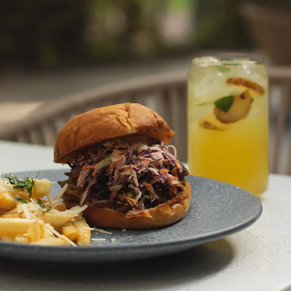Hamburguesa de cerdo deshebrado con limonada